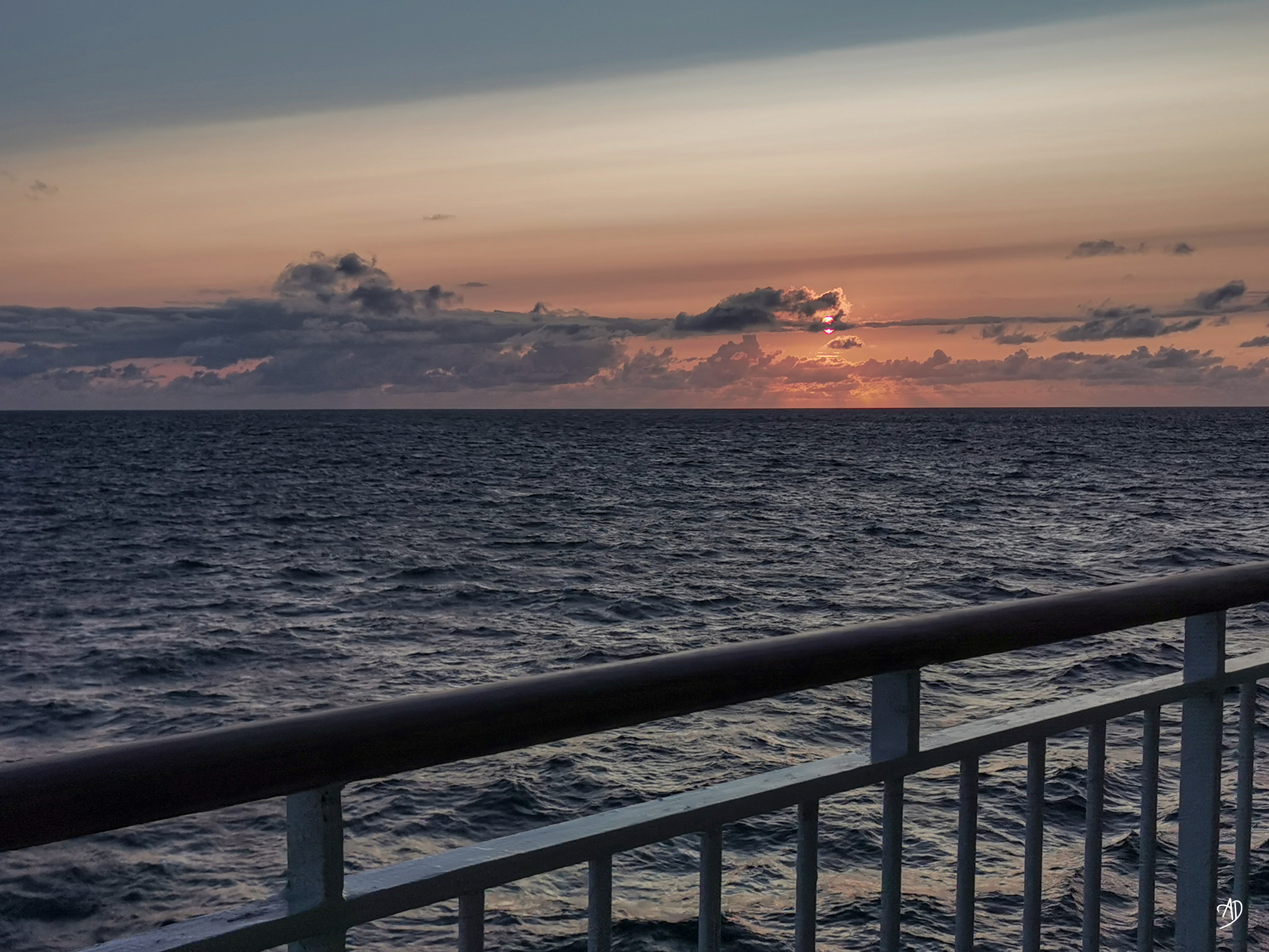 Coucher de soleil en pleine mer