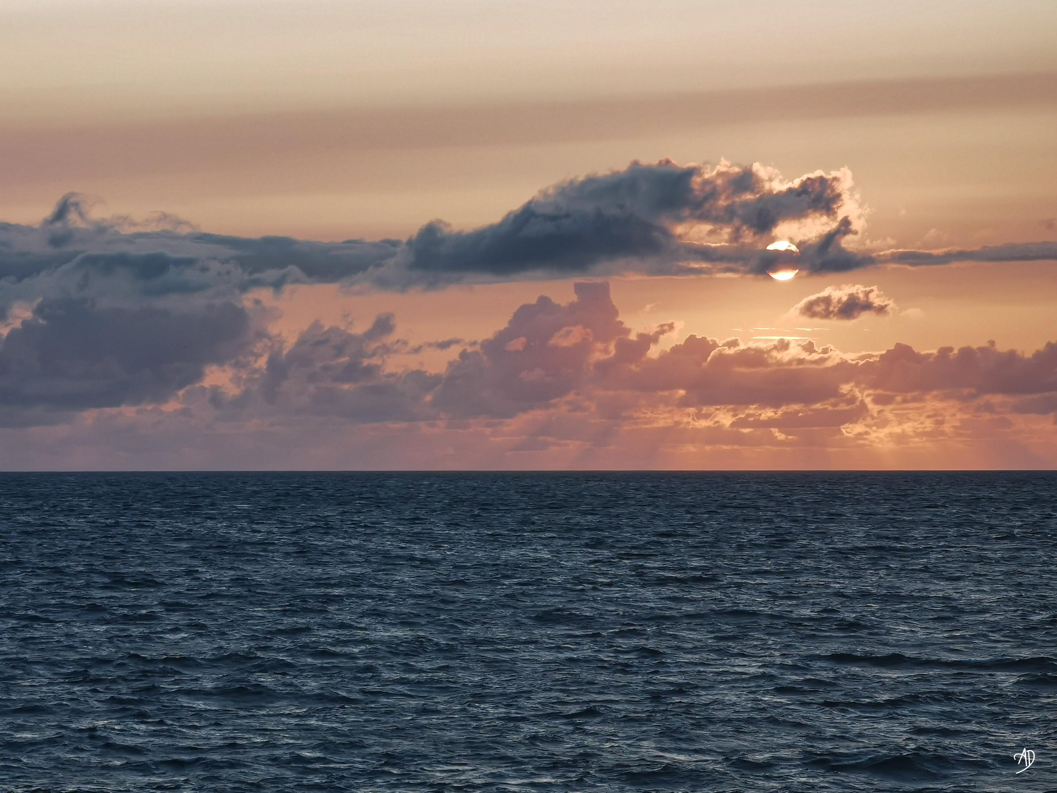 Coucher de soleil en pleine mer